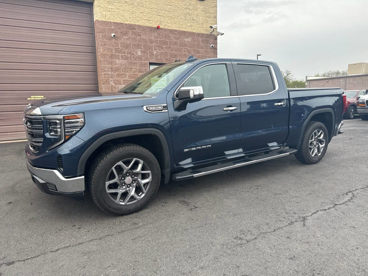 Used 2022 GMC Sierra 1500 SLT w/ SLT Premium Package AWD/4WD image 2