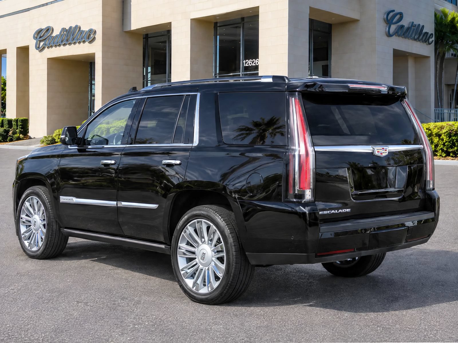 Used 2018 Cadillac Escalade Platinum AWD/4WD image 3