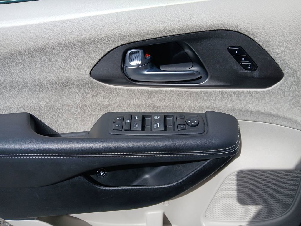 Used 2023 Chrysler Pacifica Touring-L FWD image 12