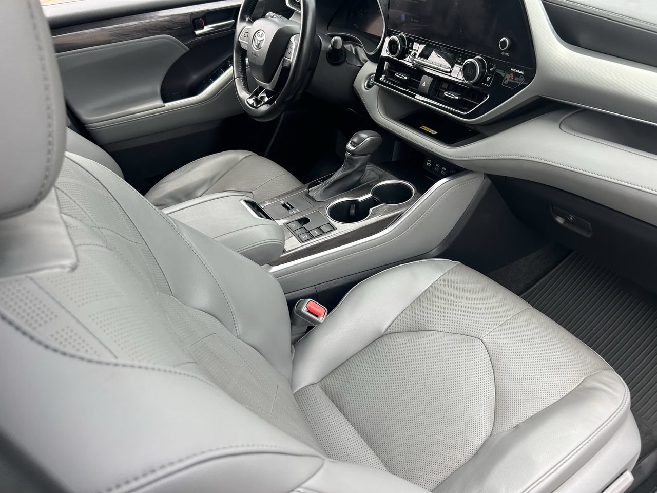 Used 2023 Toyota Highlander Platinum FWD image 13
