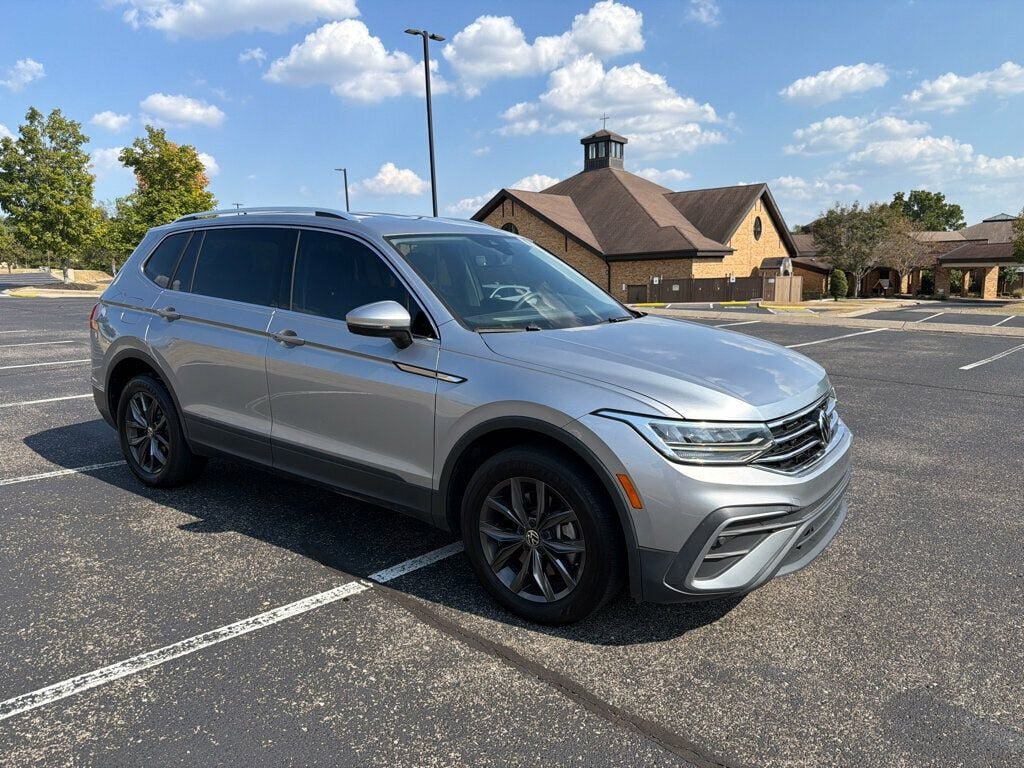 Used 2023 Volkswagen Tiguan SE FWD image 3