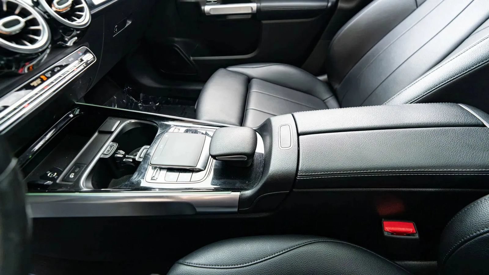 Used 2020 Mercedes-Benz GLB 250 4MATIC w/ Premium Package image 45