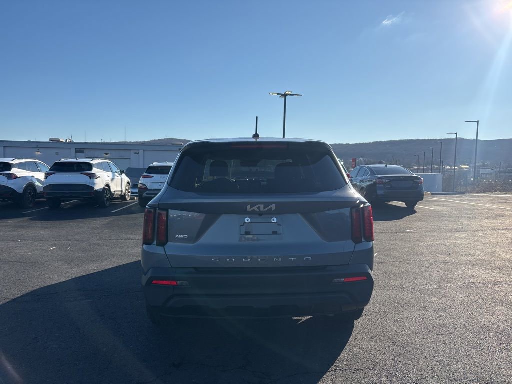 Used 2022 Kia Sorento LX image 4