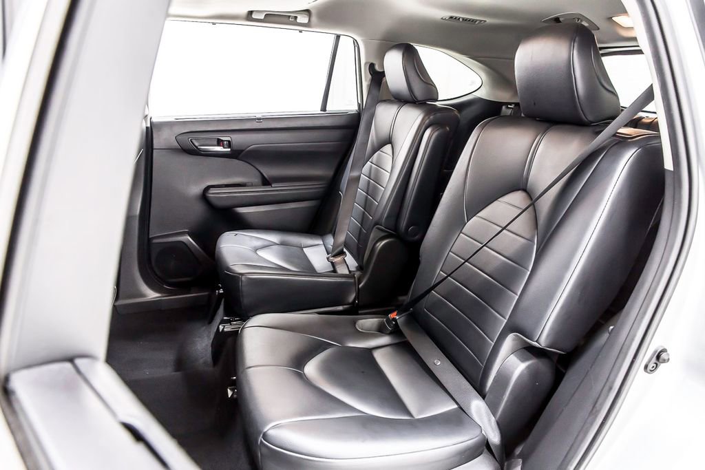 Used 2021 Toyota Highlander XLE image 30