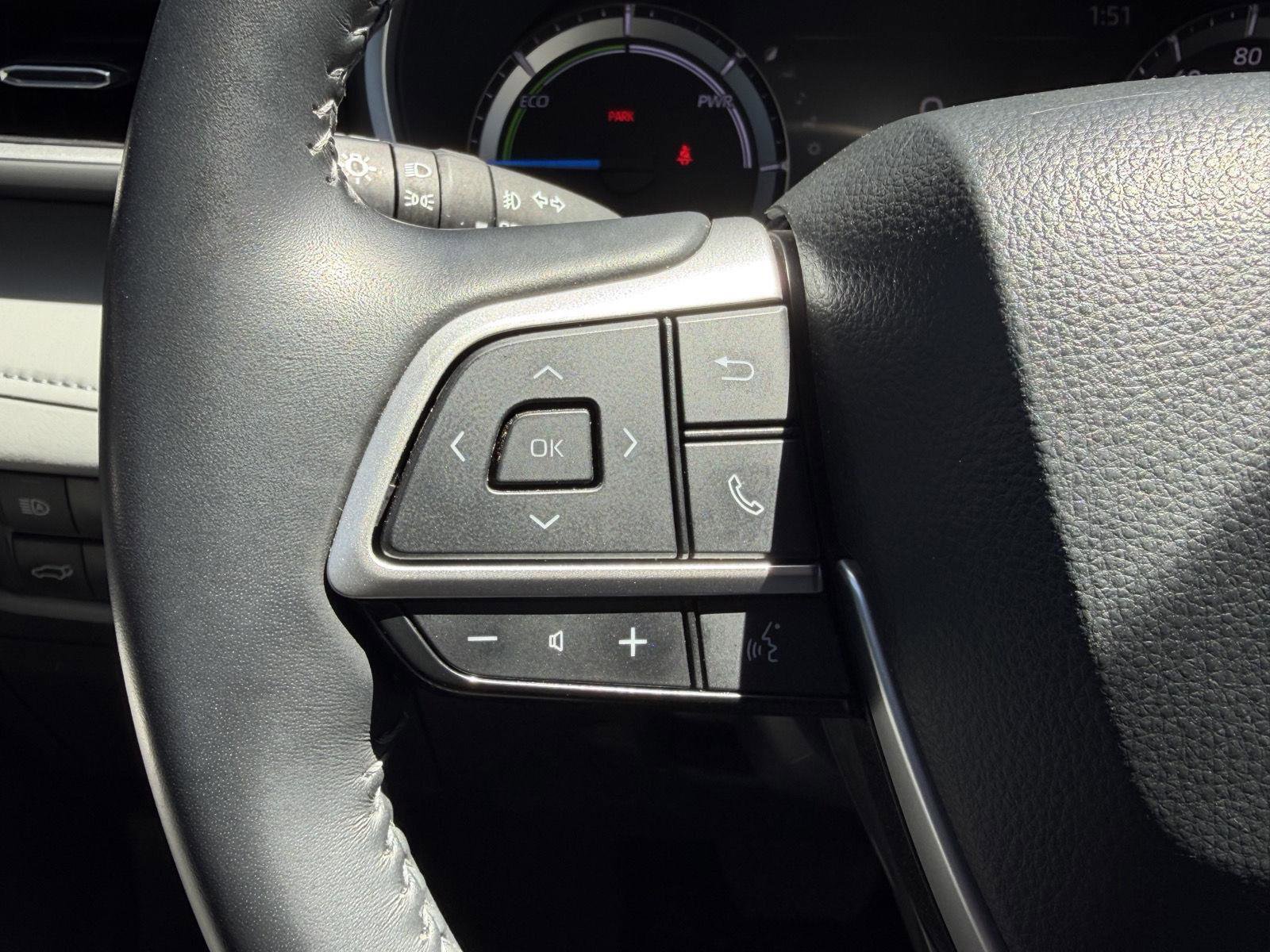 Used 2024 Toyota Highlander XLE AWD/4WD image 40