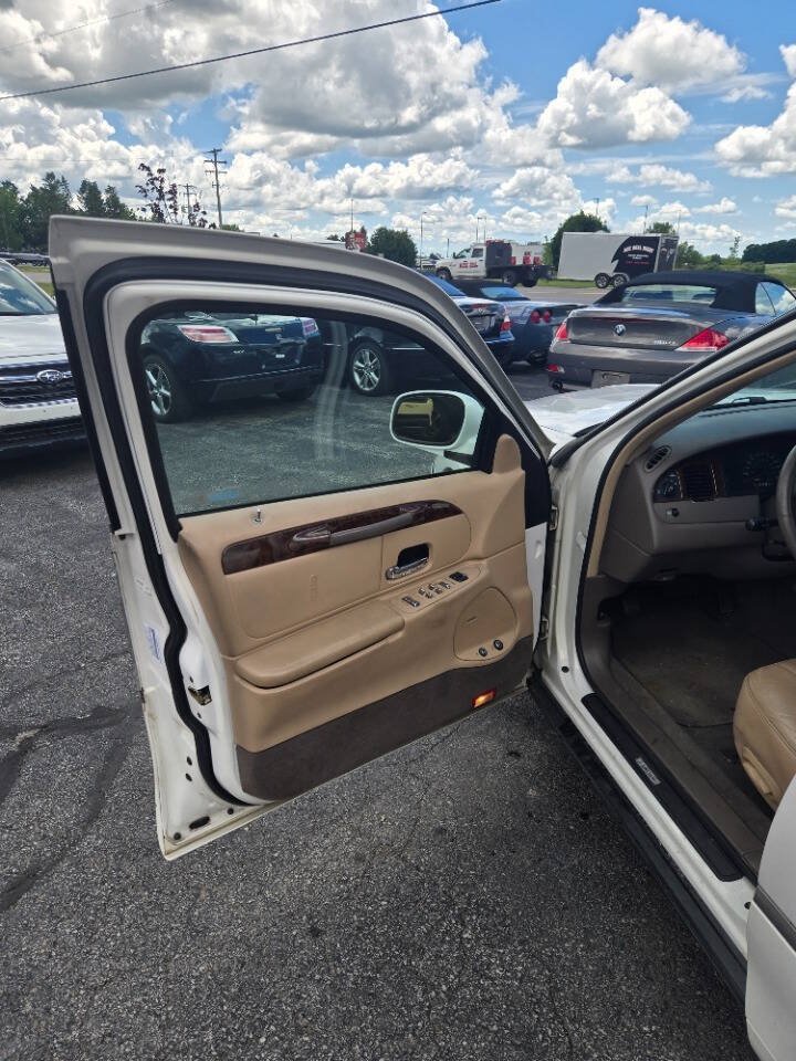 Used 1998 Lincoln Town Car Executive RWD image 13