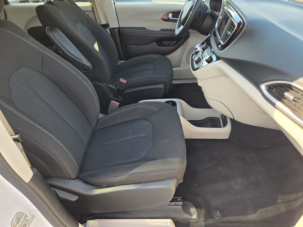 Used 2023 Chrysler Voyager LX image 17