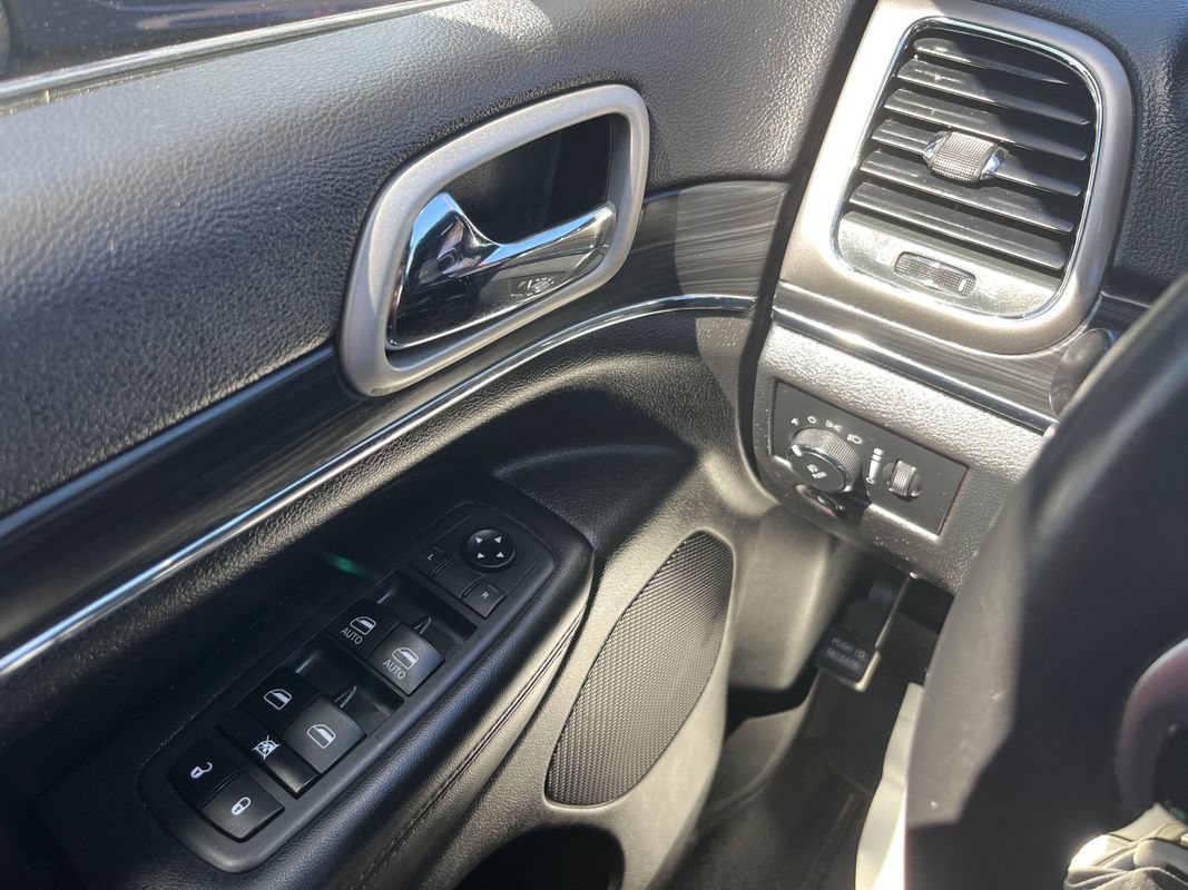 Used 2020 Jeep Grand Cherokee Limited AWD/4WD image 15