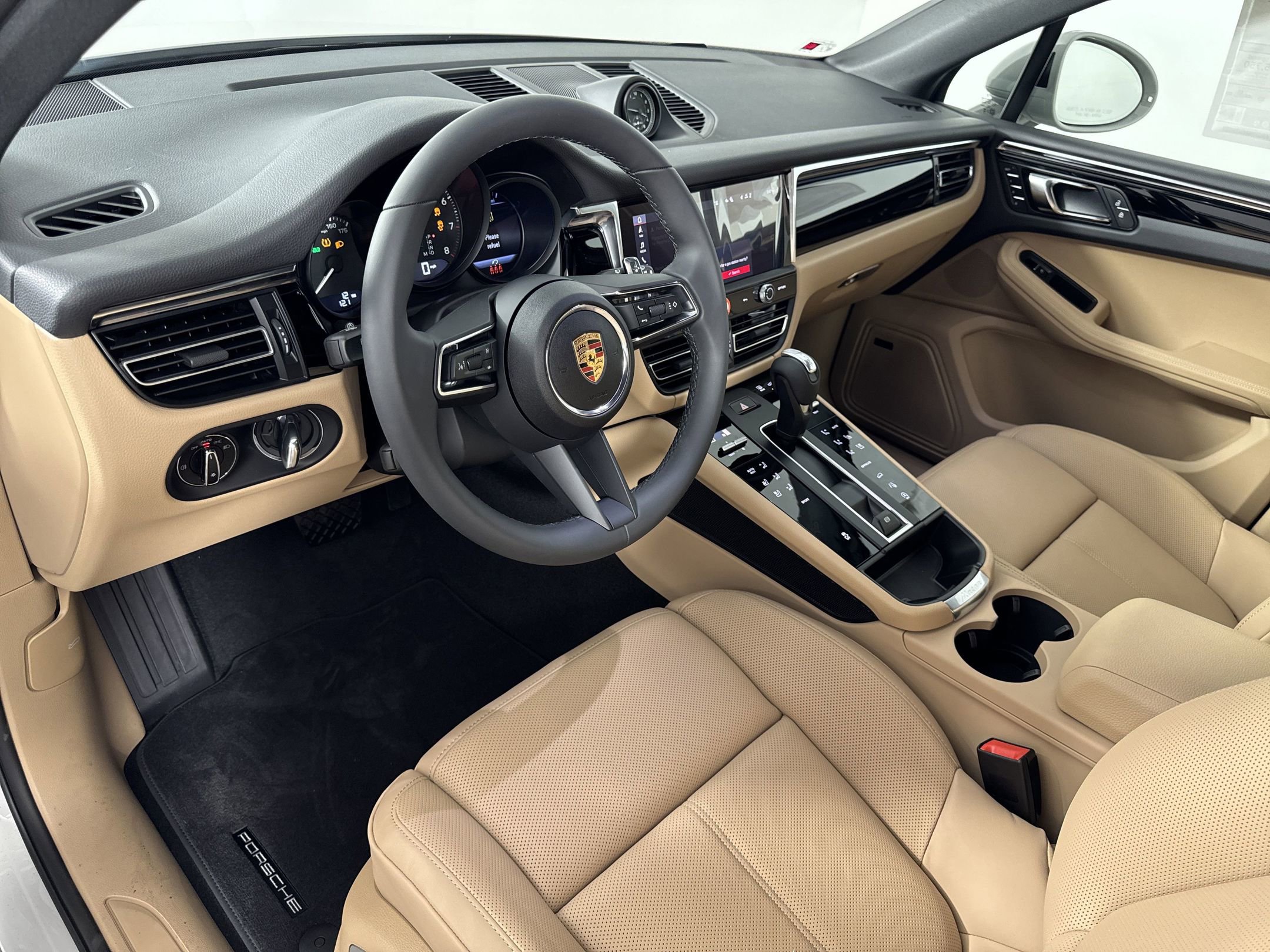 Certified 2025 Porsche Macan image 4
