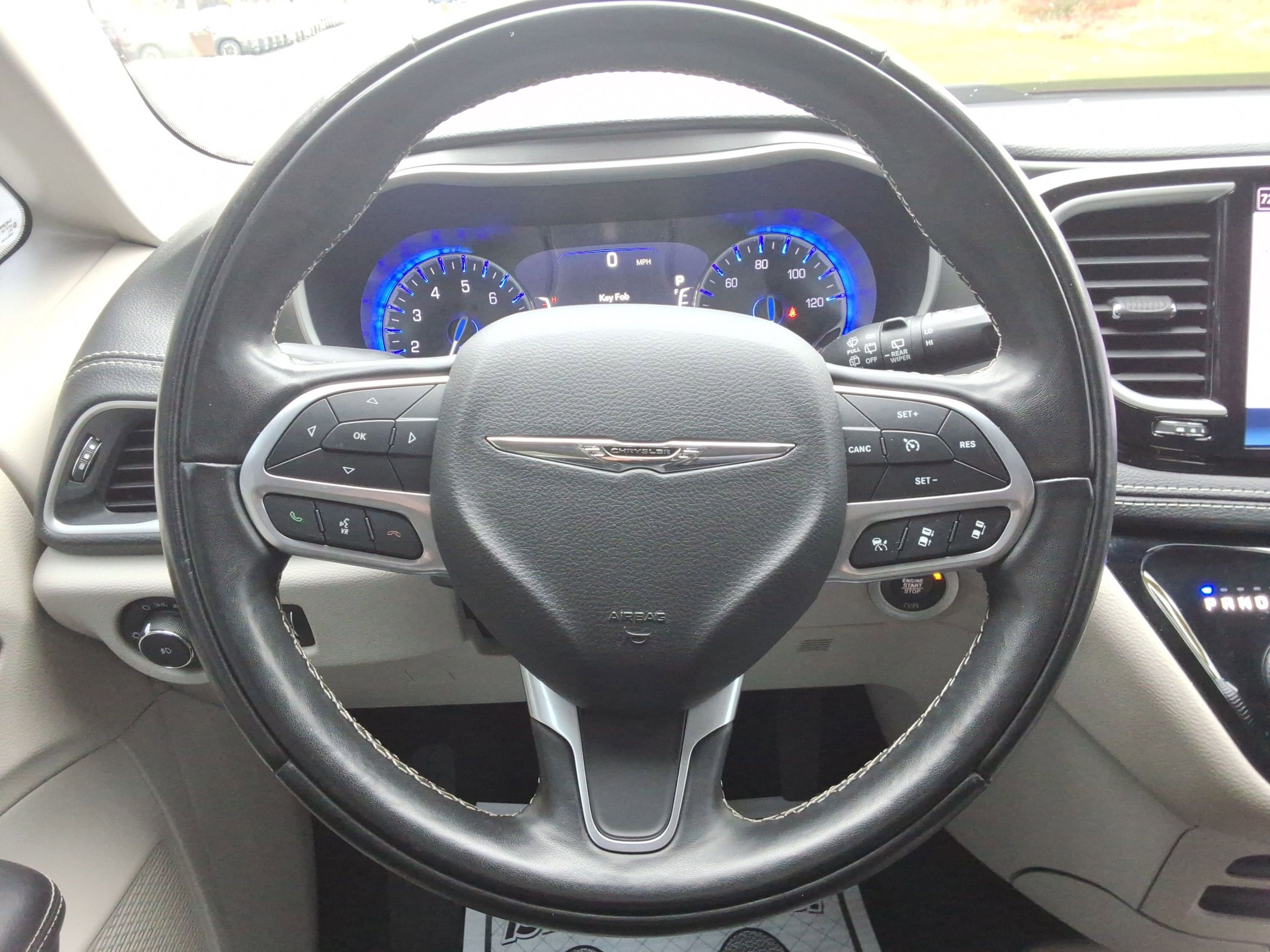 Used 2022 Chrysler Pacifica Touring-L image 11