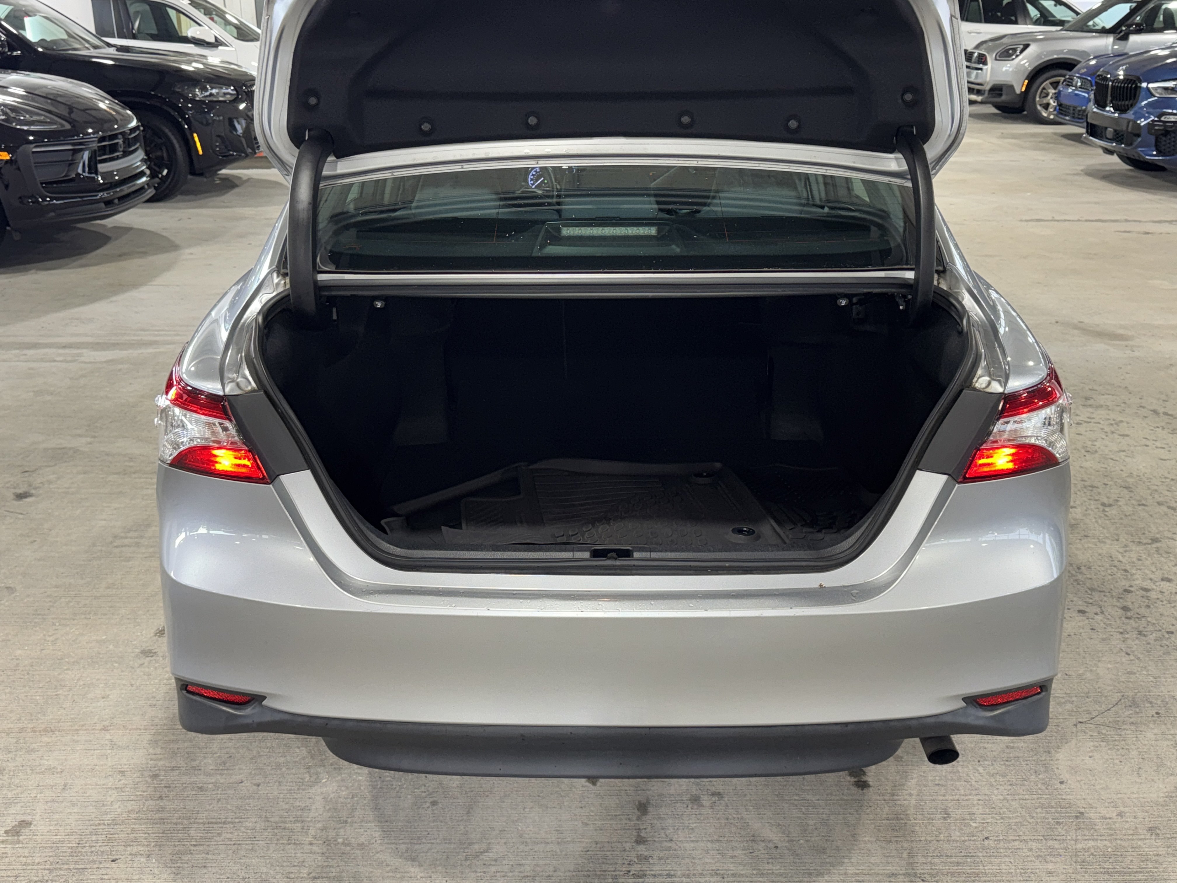 Used 2020 Toyota Camry LE FWD image 13