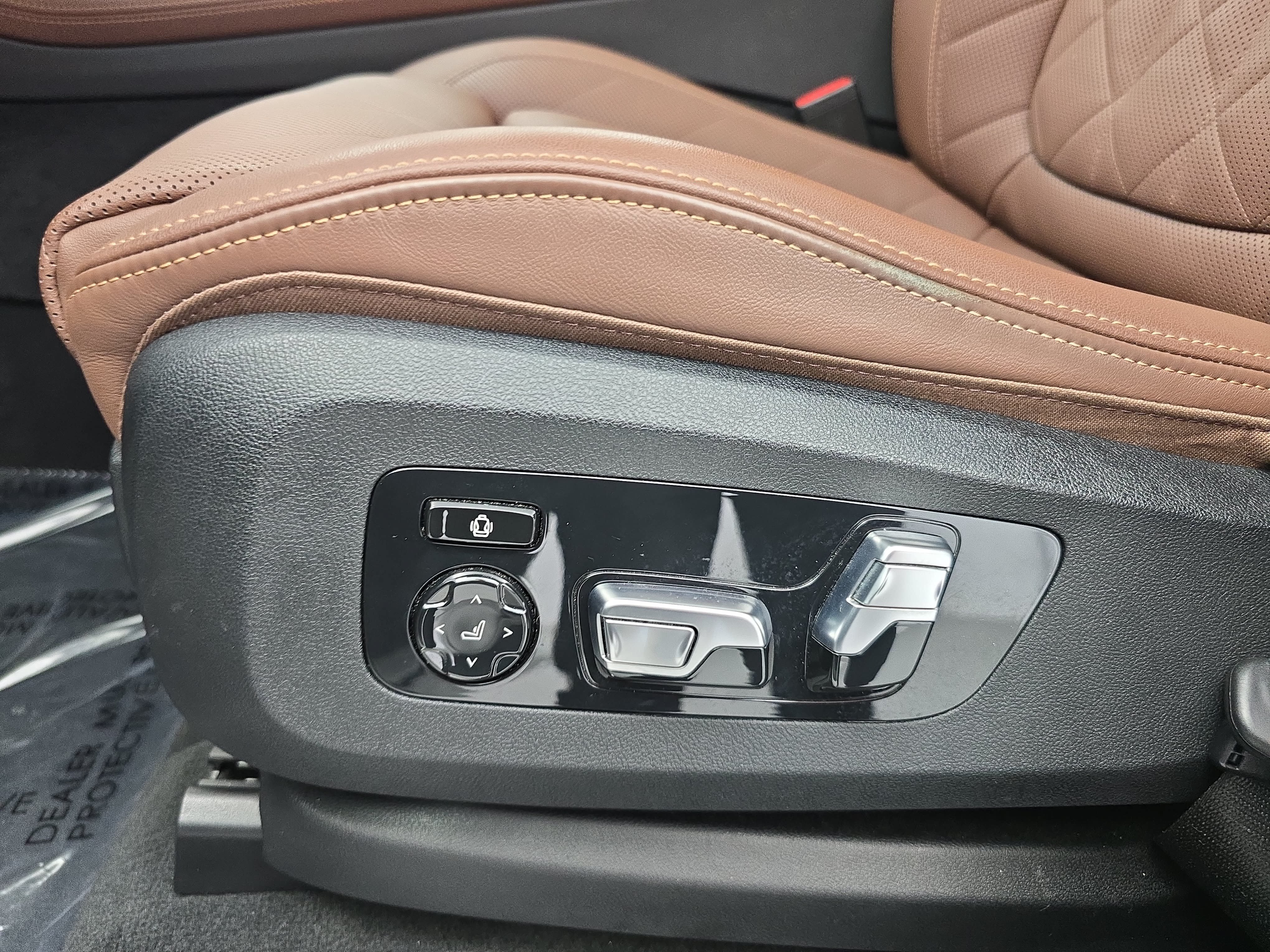 Used 2024 BMW X7 xDrive40i w/ M Sport Package AWD/4WD image 30