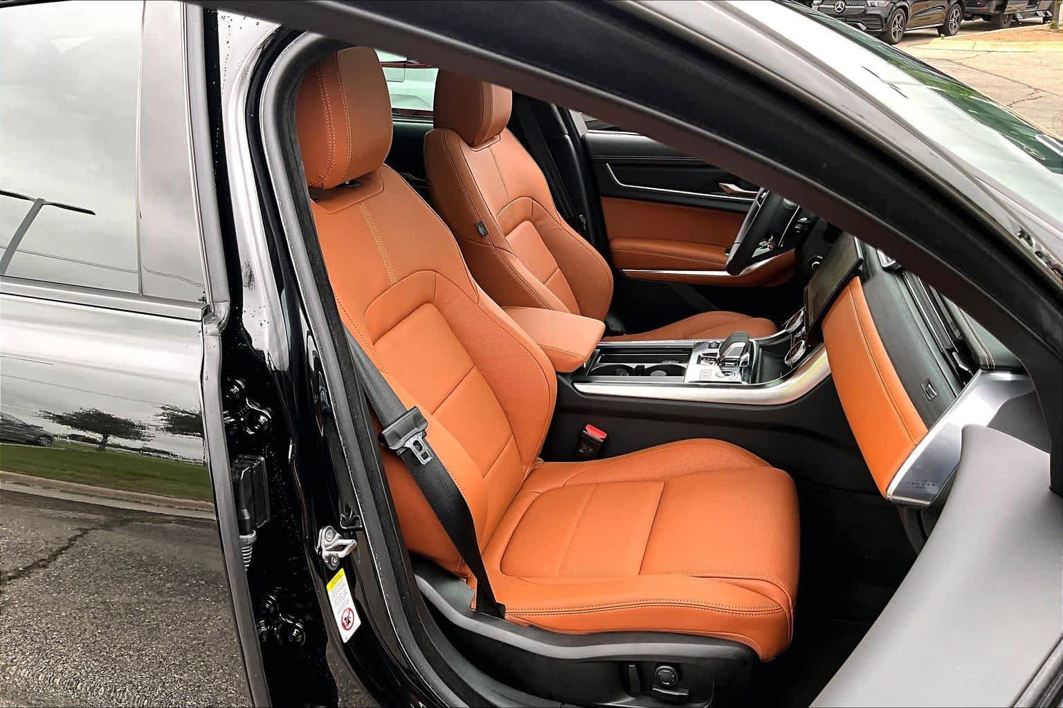 Used 2024 Jaguar XF R-Dynamic SE AWD/4WD image 9