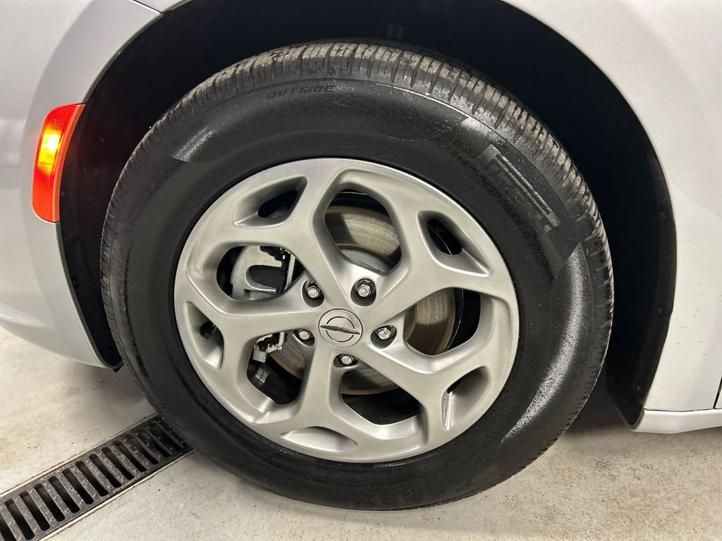 Used 2024 Chrysler Pacifica Limited image 9