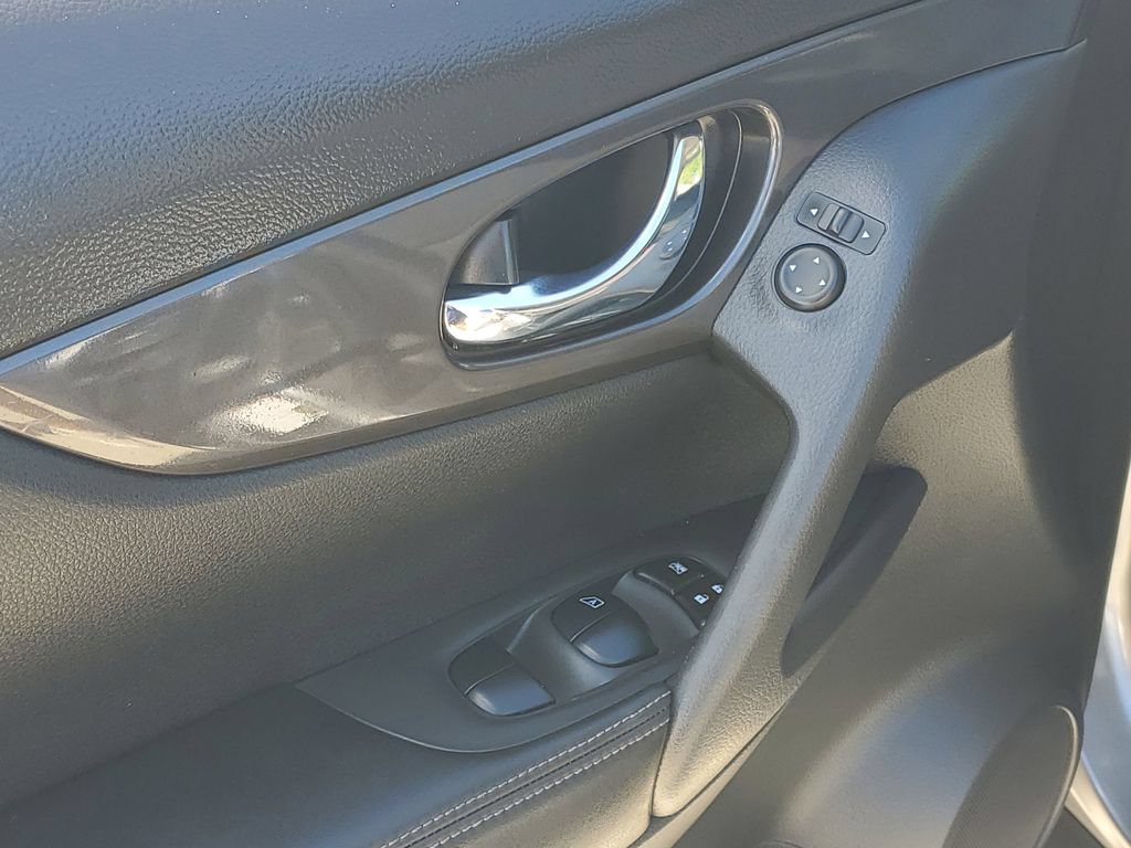 Certified 2020 Nissan Rogue SV FWD image 28