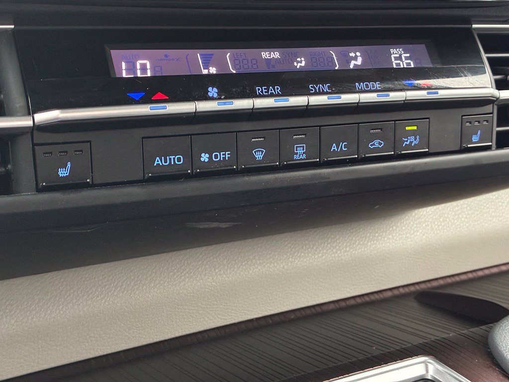 Used 2023 Toyota Sienna XLE FWD image 23