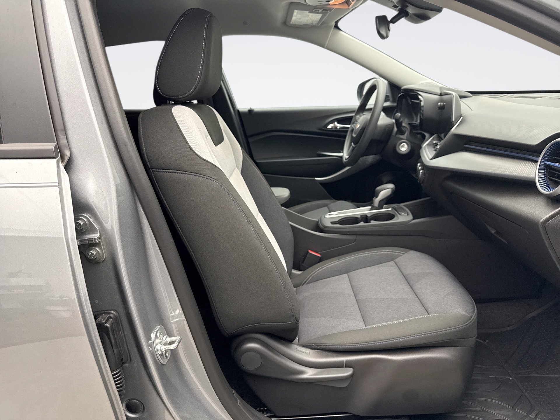 Used 2025 Chevrolet Trax LS w/ LS Convenience Package FWD image 17