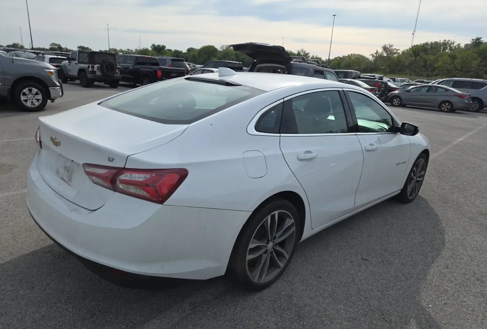Used 2021 Chevrolet Malibu LT FWD image 3