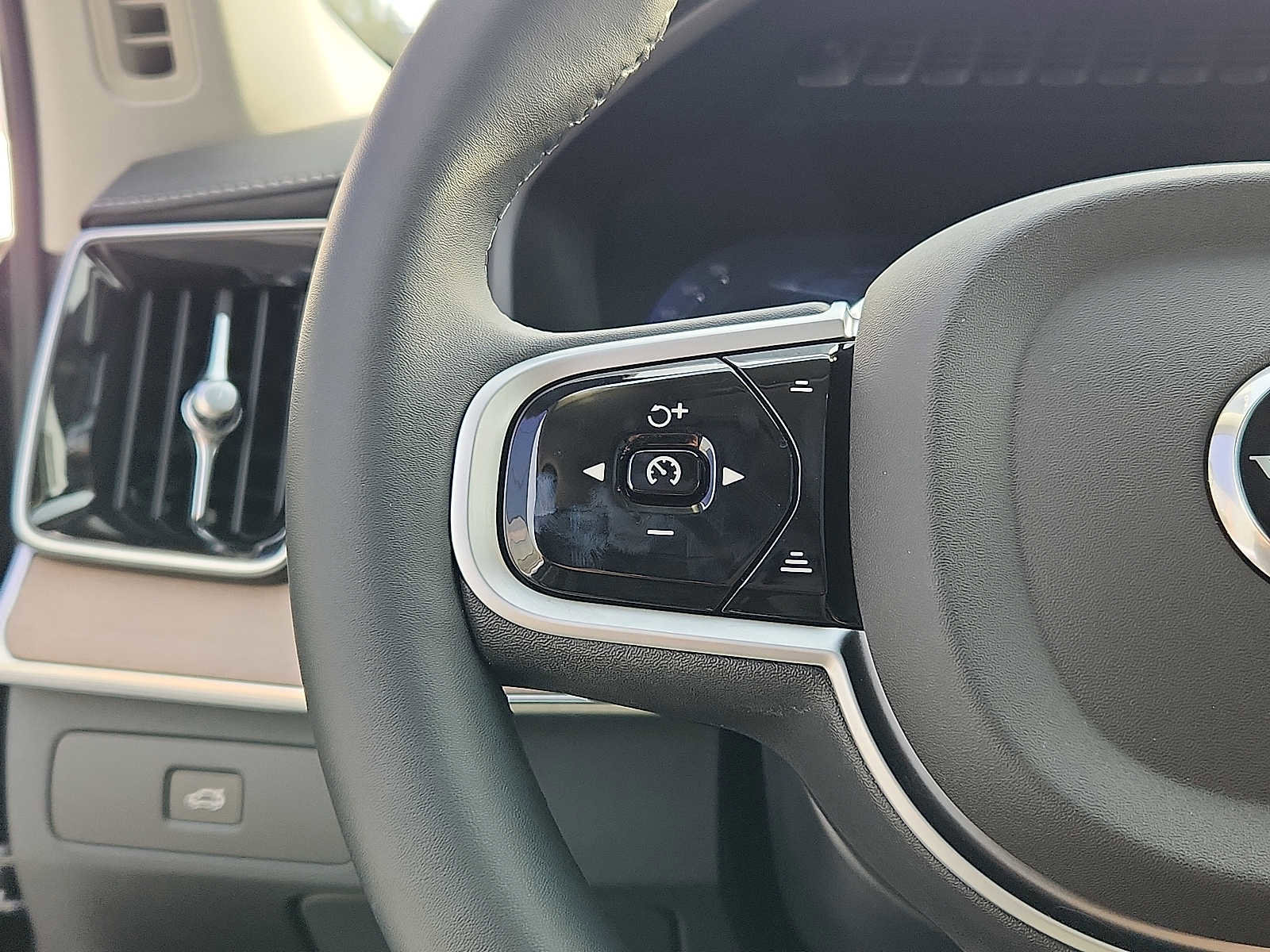 Used 2026 Volvo XC90 B6 Plus w/ Protection Package Premier image 20