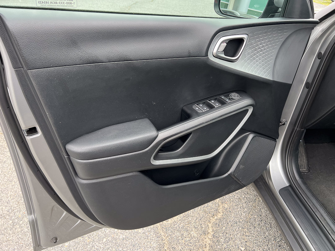 Used 2025 Kia Soul LX w/ LX Technology Package FWD image 11