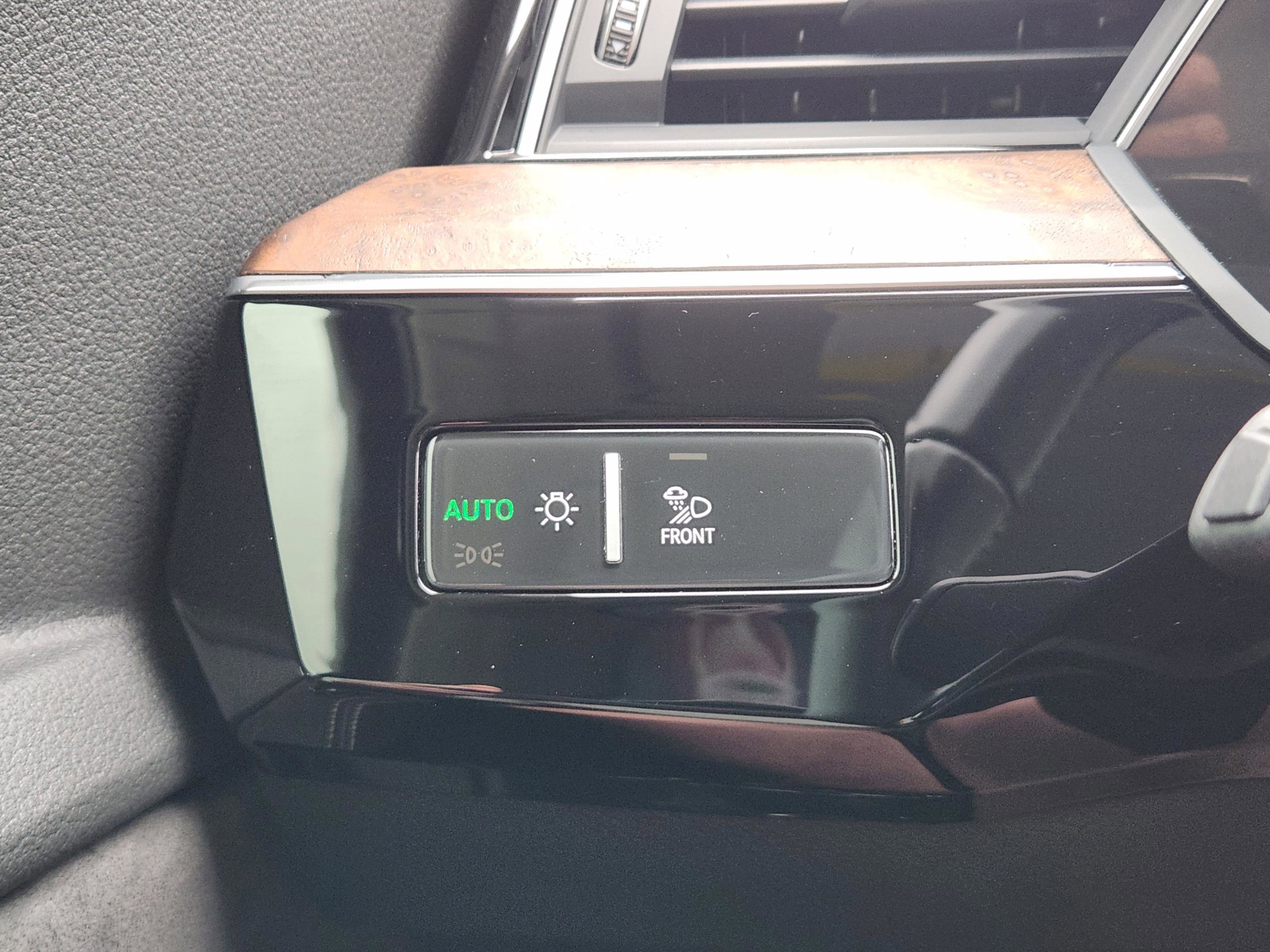 Used 2019 Audi e-tron Prestige w/ Prestige Package image 16