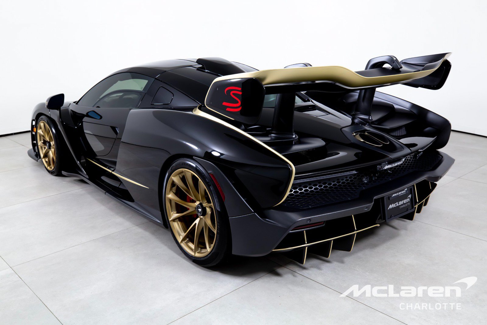 Used 2019 McLaren Senna RWD image 7
