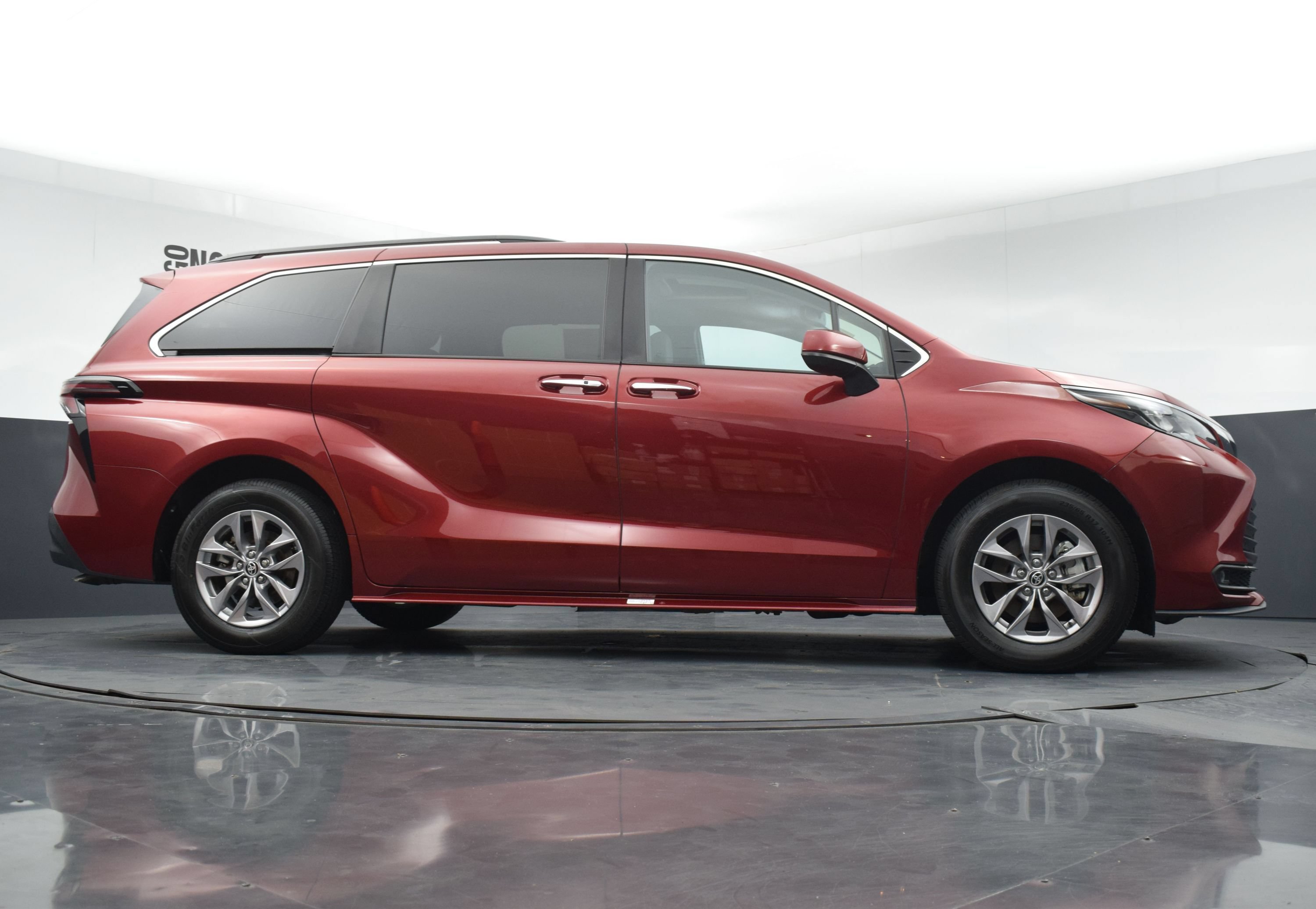 Used 2025 Toyota Sienna XLE FWD image 32