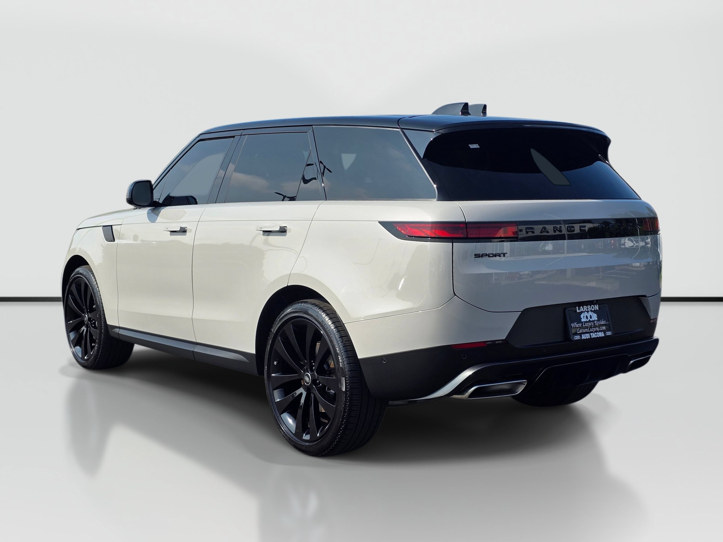 Used 2025 Land Rover Range Rover Sport SE AWD/4WD image 3