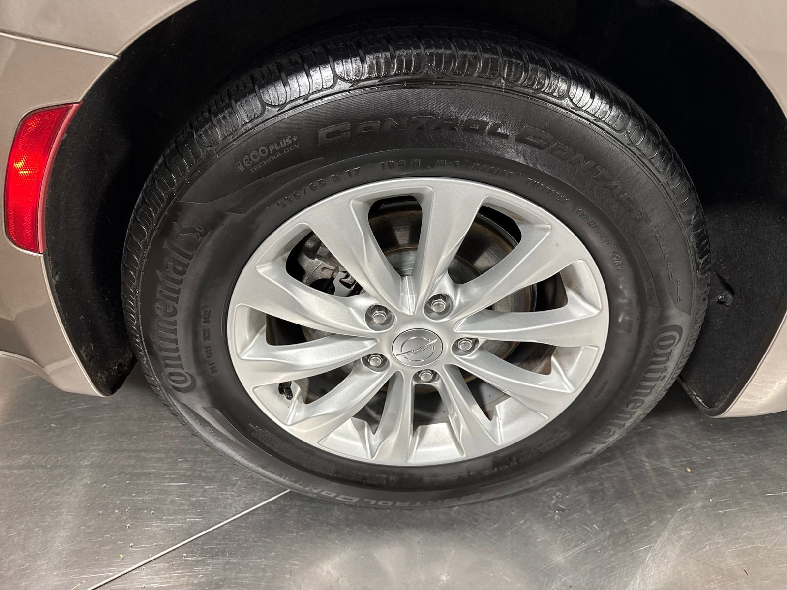 Used 2018 Chrysler Pacifica Touring-L FWD image 13