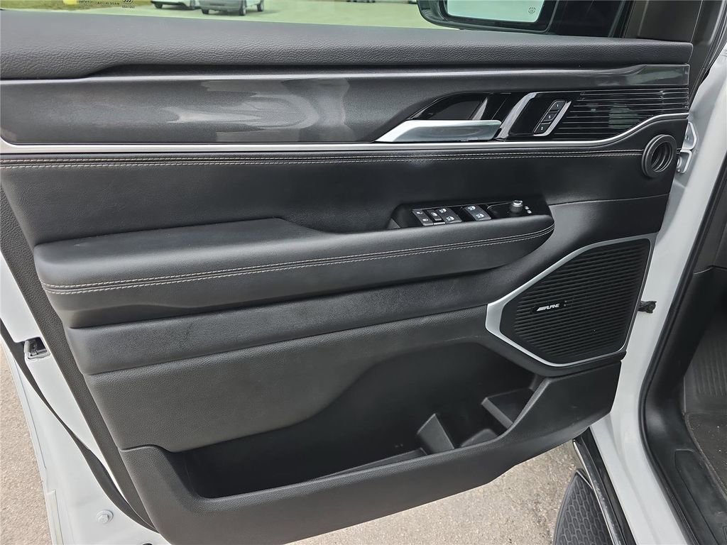 Used 2023 Jeep Wagoneer 4WD w/ Premium Group I image 22