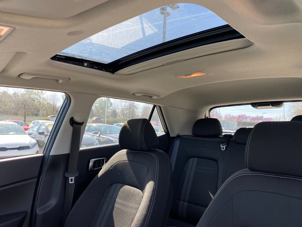 Used 2024 Hyundai Venue SEL image 23