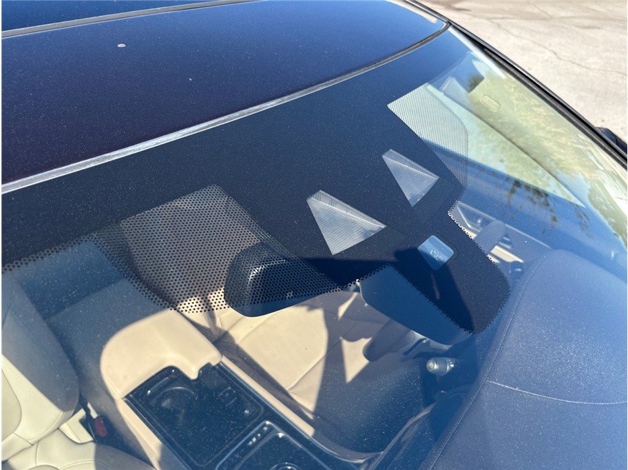 Used 2018 Jaguar XF Premium image 12