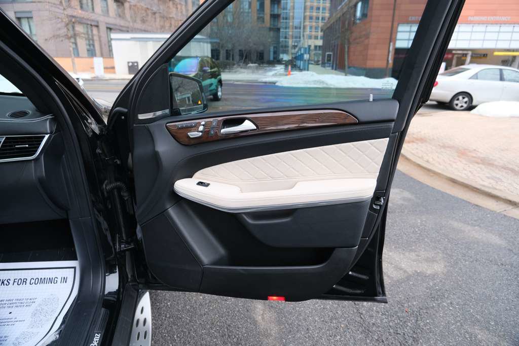 Used 2017 Mercedes-Benz GLS 550 4MATIC image 37