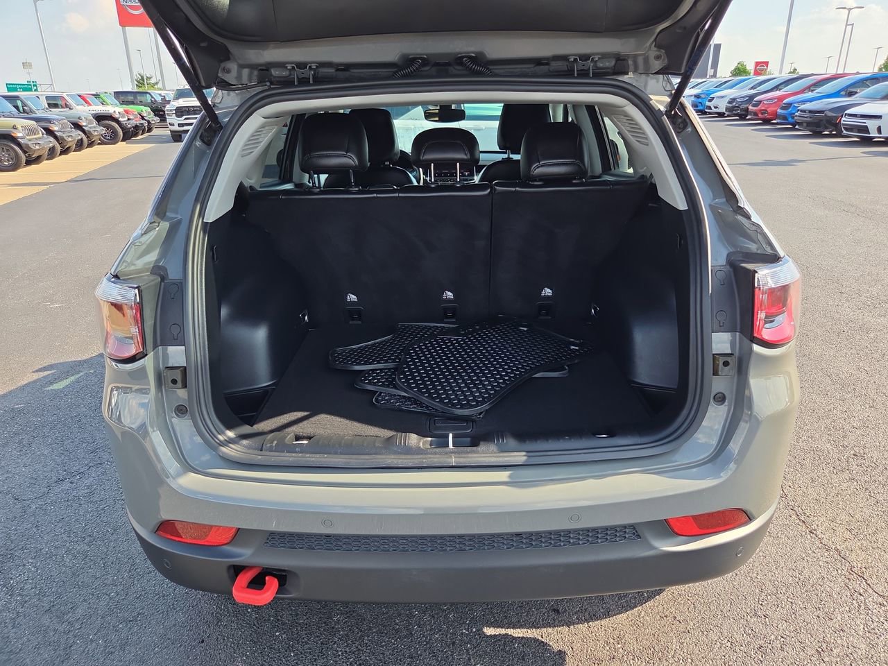 Used 2022 Jeep Compass Trailhawk w/ Trailhawk Convenience Group AWD/4WD image 12