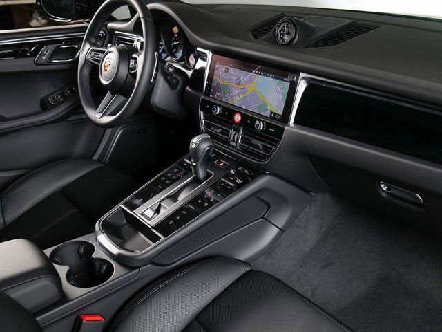 Certified 2026 Porsche Macan AWD/4WD image 19