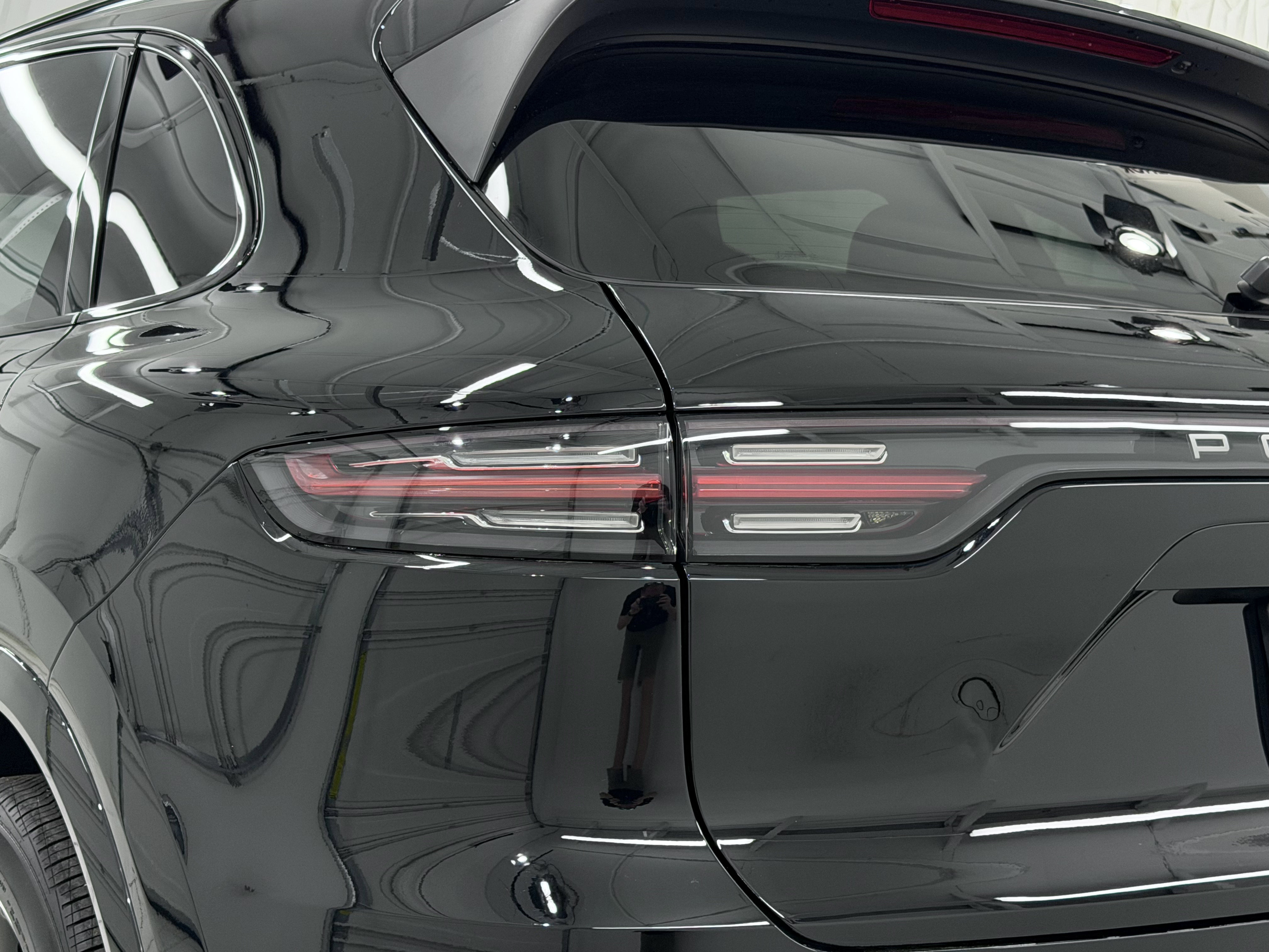 Certified 2023 Porsche Cayenne Platinum Edition image 19