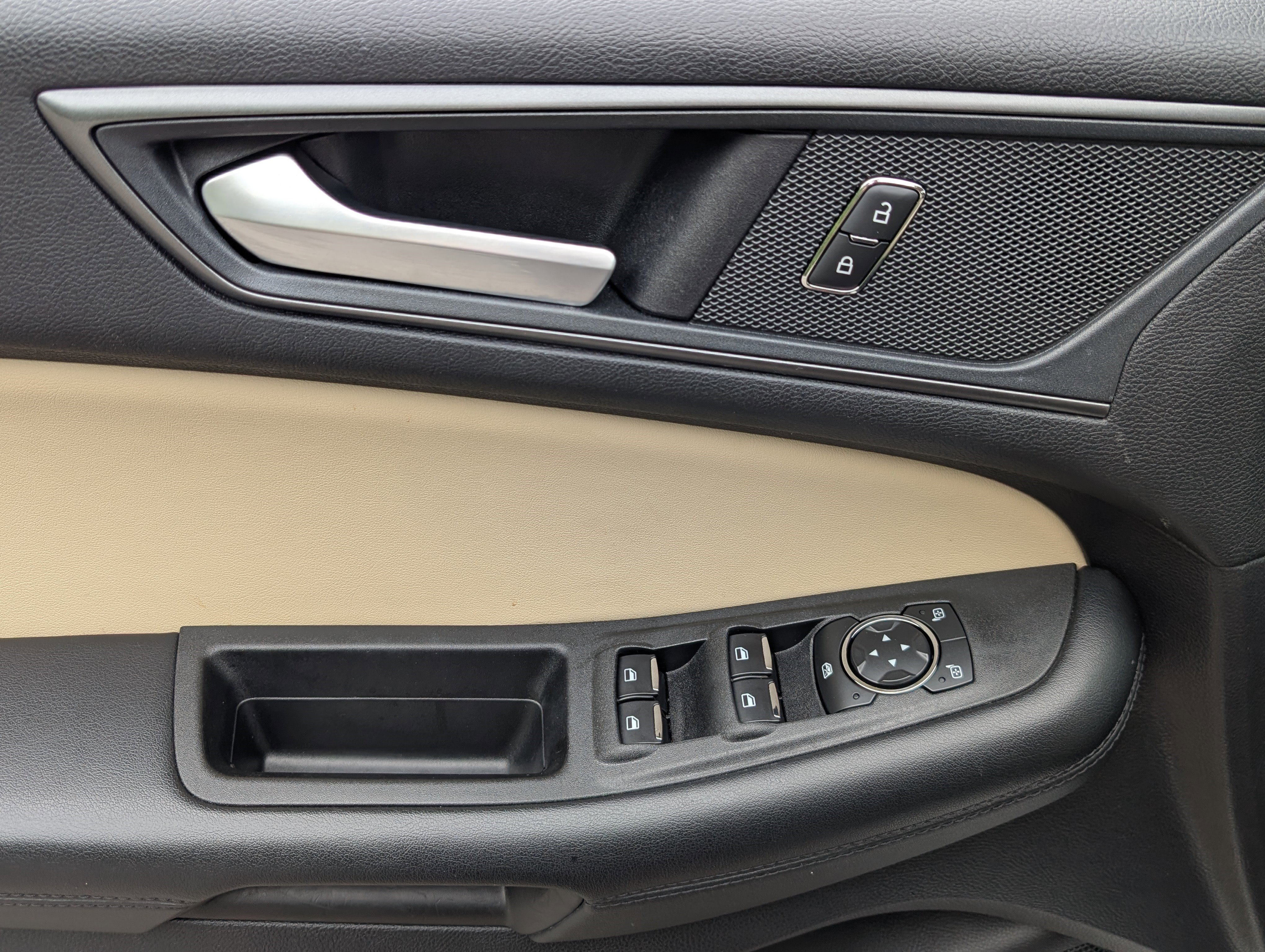 Used 2020 Ford Edge SE FWD image 15
