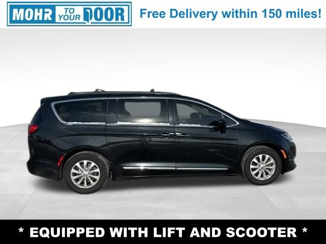 Used 2017 Chrysler Pacifica Touring-L image 4