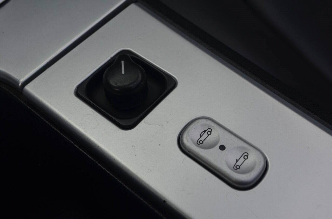 Used 2005 Chrysler Crossfire Limited image 33