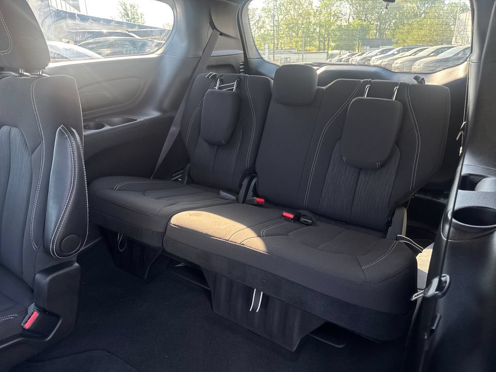 Used 2024 Chrysler Pacifica Touring FWD image 12