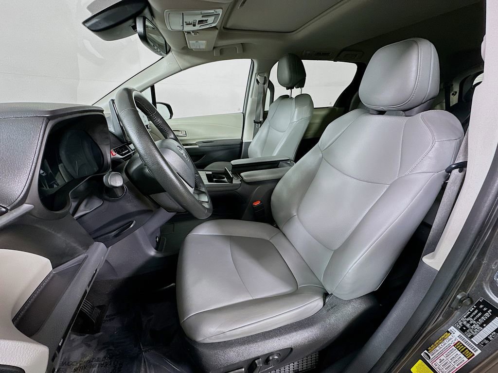 Used 2024 Toyota Sienna XLE FWD image 16