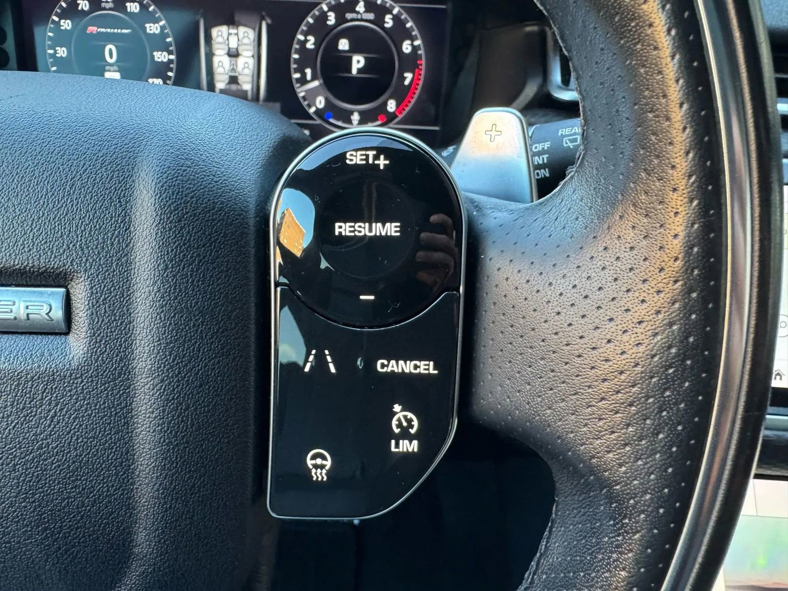 Used 2018 Land Rover Range Rover Velar R-Dynamic SE image 12