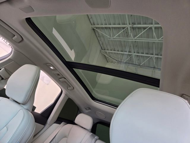 Certified 2023 Volvo XC60 B5 Ultimate w/ Protection Package Premier image 12