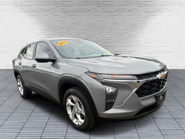 Used 2024 Chevrolet Trax LS w/ LS Convenience Package FWD image 2