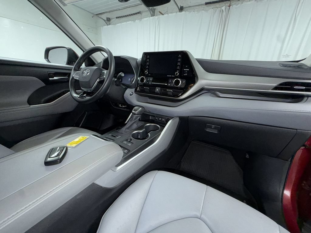 Used 2020 Toyota Highlander XLE AWD/4WD image 18