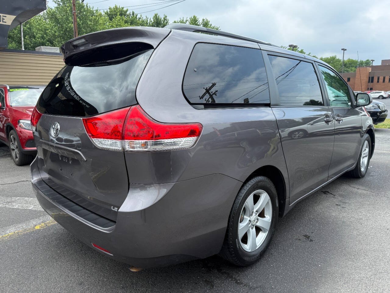Used 2011 Toyota Sienna LE FWD image 3