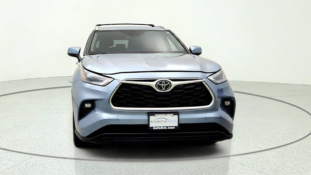 Used 2023 Toyota Highlander XLE AWD/4WD image 2