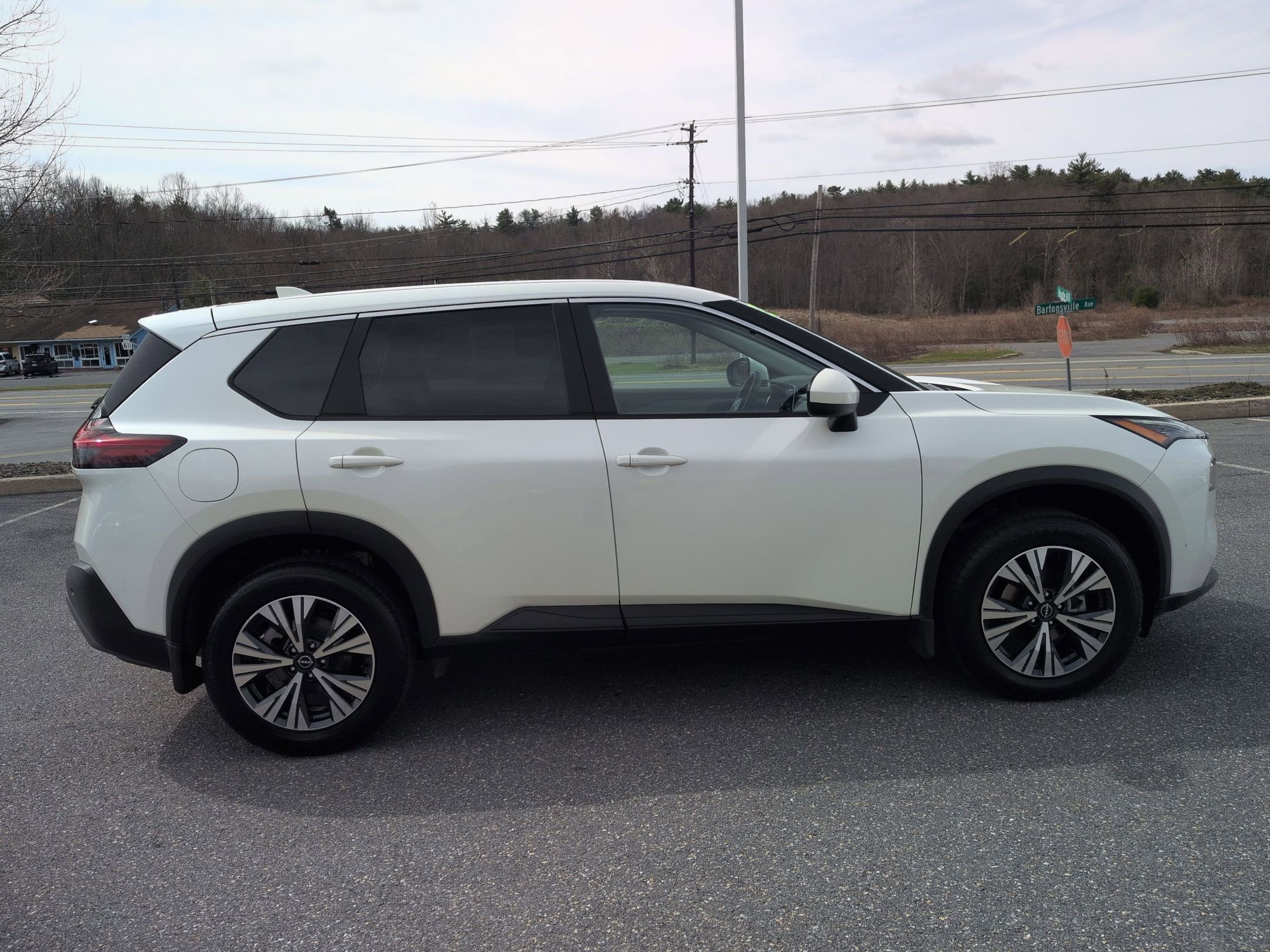 Used 2023 Nissan Rogue SV image 4