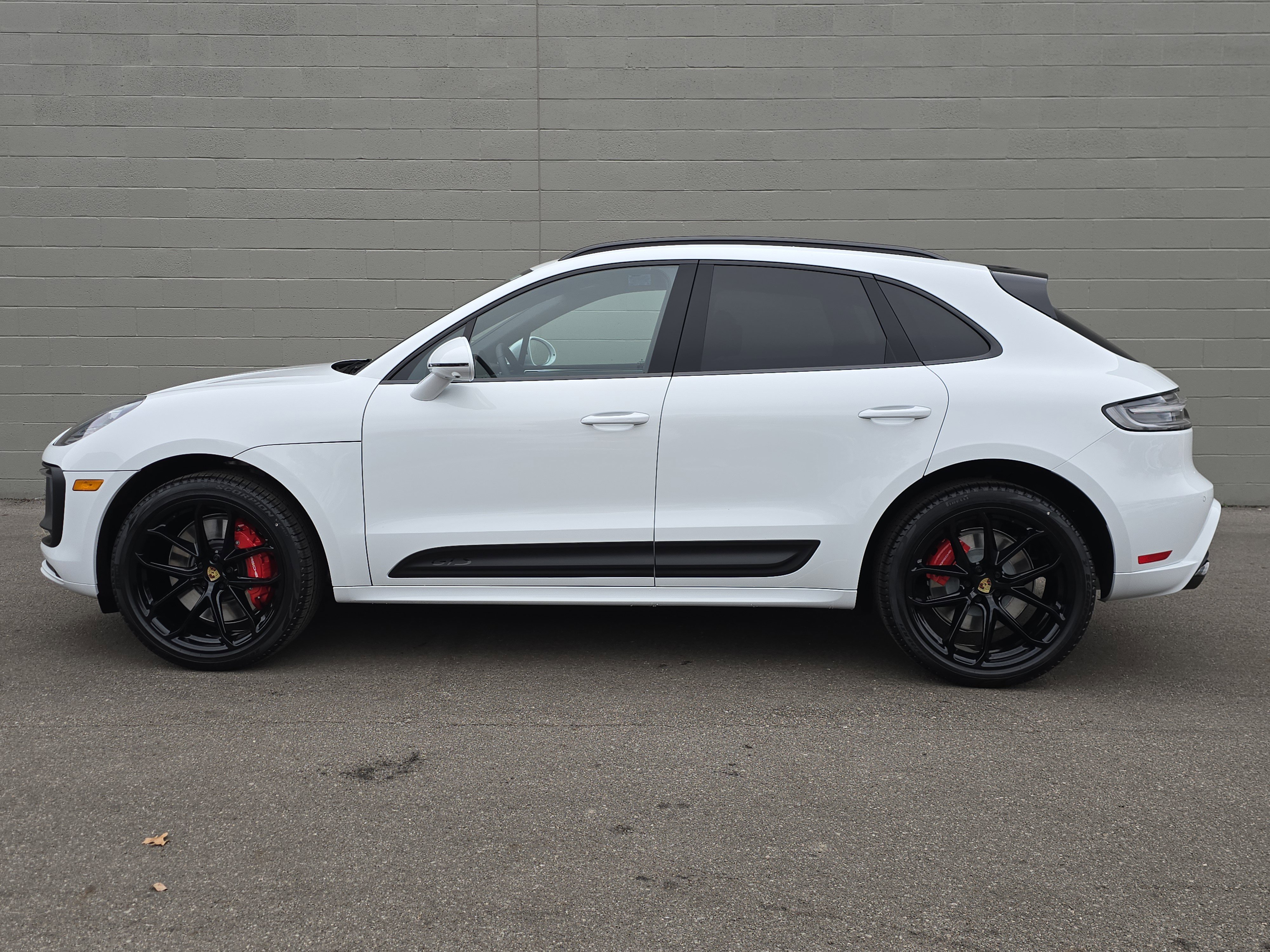 New 2026 Porsche Macan GTS image 2