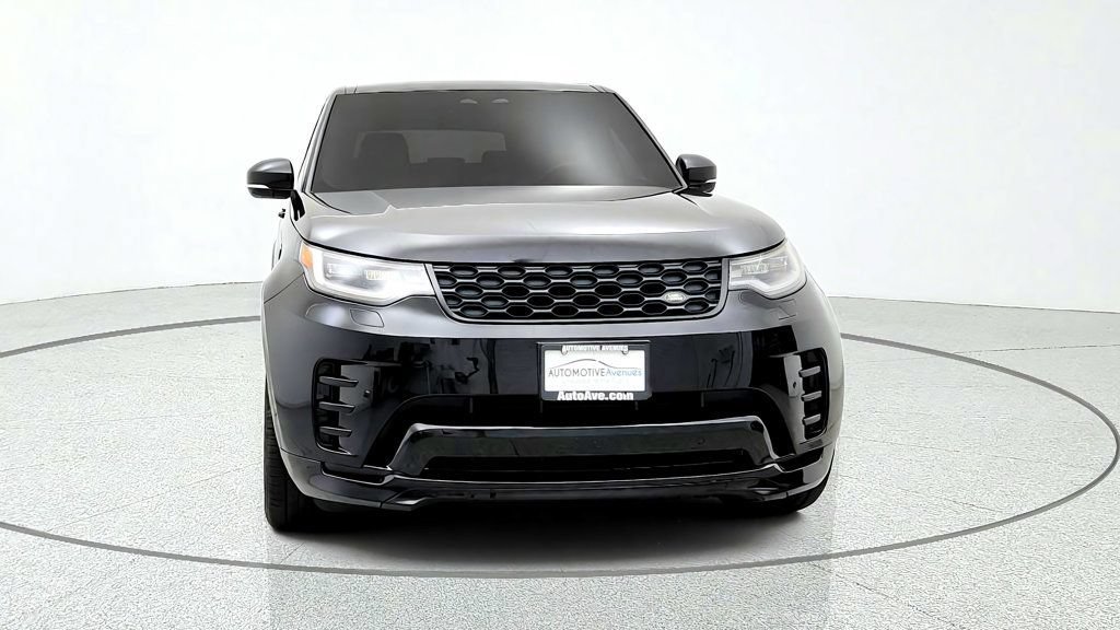 Used 2024 Land Rover Discovery Dynamic SE AWD/4WD image 2